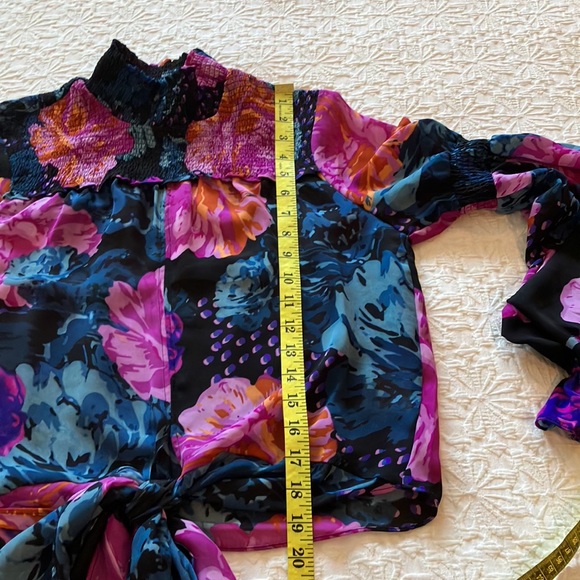 Fabulous😱gorgeous shear floral print blouse with rows of shirring and Gorg tie - Picture 14 of 16